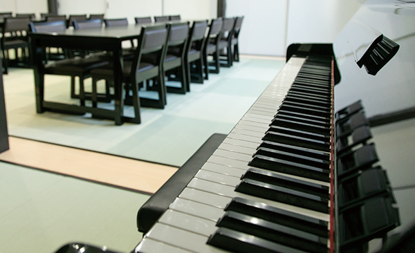 滋賀県愛知郡愛荘町こがね「別邸らいせ」店内写真　ピアノの自動演奏をBGMにご会食